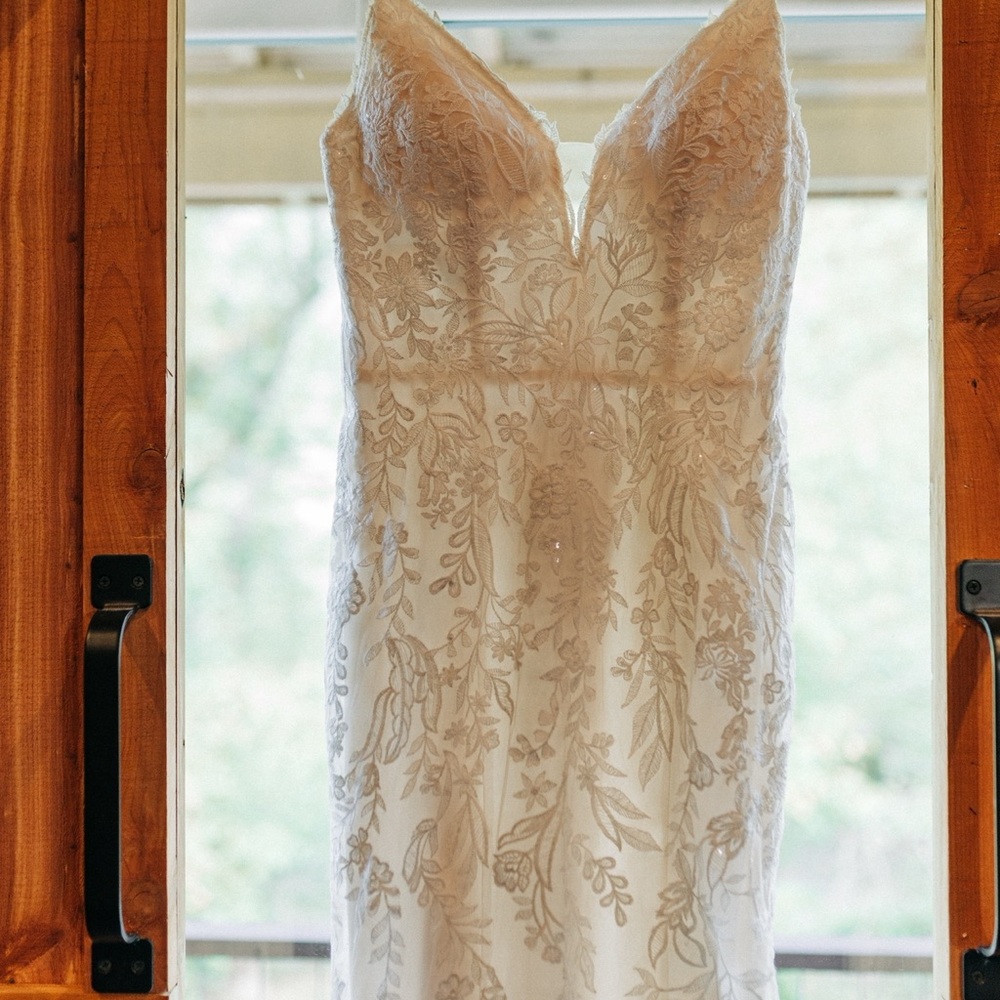 Elegant Lace Wedding Dress in Cream